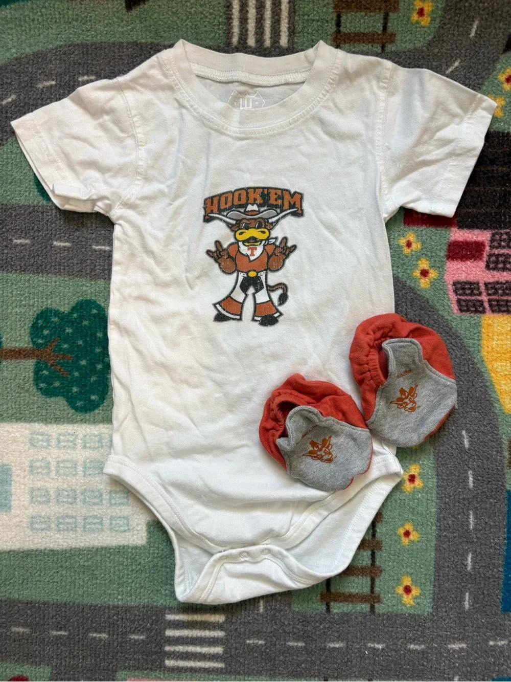 White 'Hook 'Em' Graphic Baby One-Piece Bodysuit UT Austin Longhorns + Booties